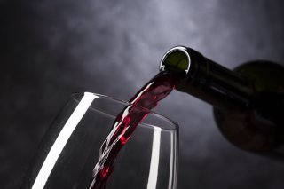 Il y a "verre de rouge" et "verre de rouge" : la provenance et les coûts de production ont évidemment une incidence sur la qualité et le prix final d'un vin, rappellent les vignerons-encaveurs valaisans